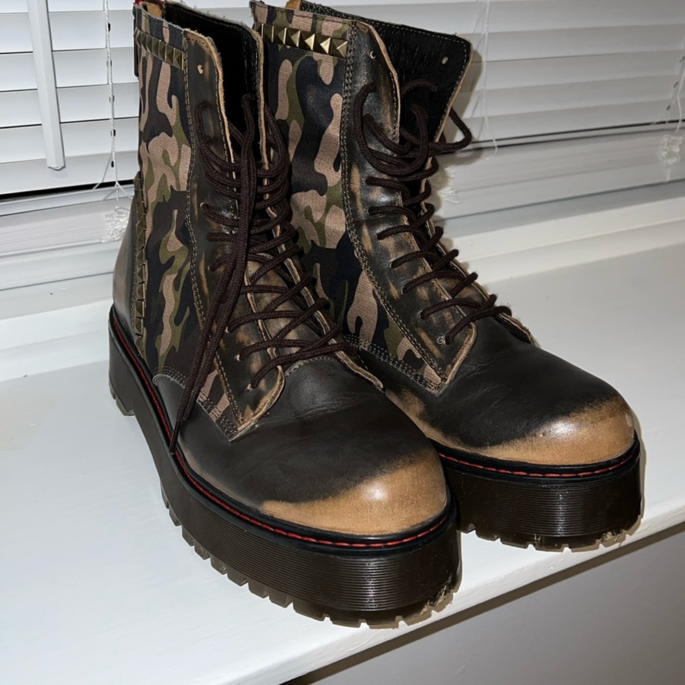 Size 11 Steve Madden camp boot, gently worn